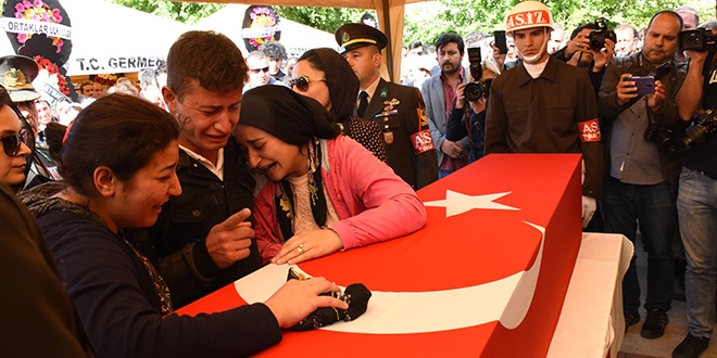 Şehit sözleşmeli er Akkuş, son yolcuğuna uğurlandı