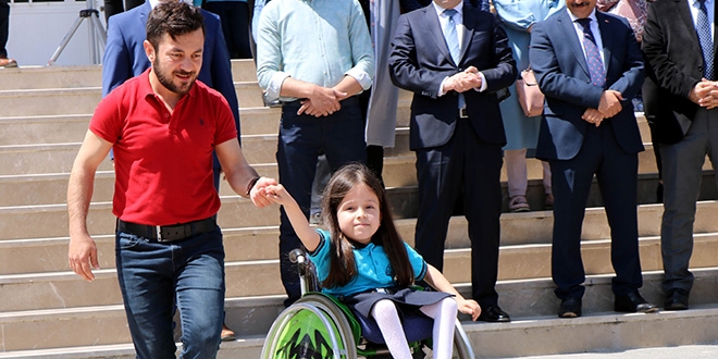 Türkiye gündemine oturan Zeynep'e validen hediye