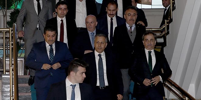 İstanbul Valisi Yerlikaya, İBB binasından ayrıldı