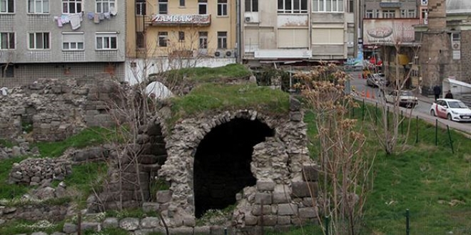 Tarihi medrese, harabeye döndü