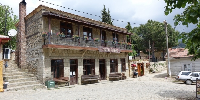 Bu köyde fotoğraf çekmek izne tabi