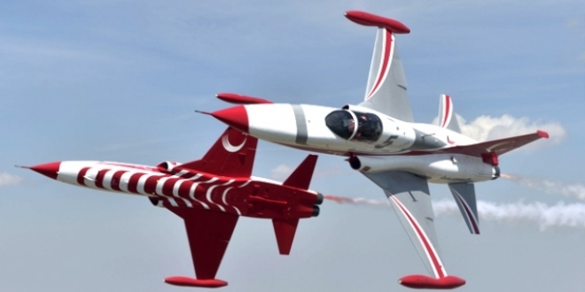 Türk Yıldızları'ndan nefes kesen uçuş