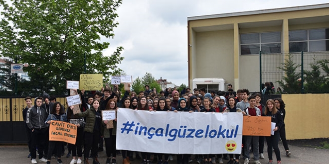 Öğrenciler, müdürlerinin değişmemesi için eylem yaptı
