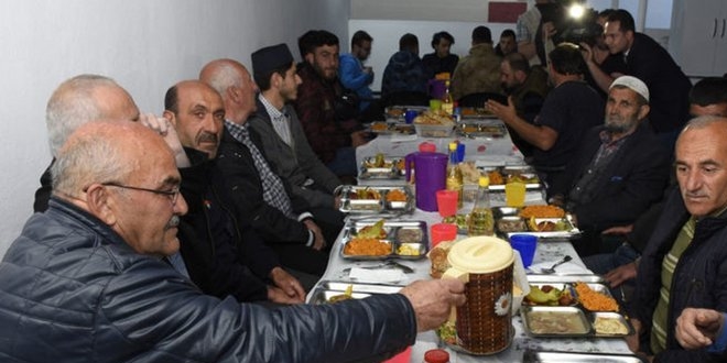 Bu kyde yoldan geene cretsiz iftar veriliyor