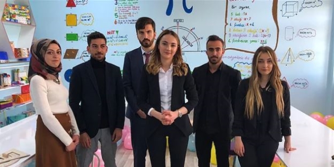 Üniversiteliler ortaokula matematik laboratuvarı kurdu