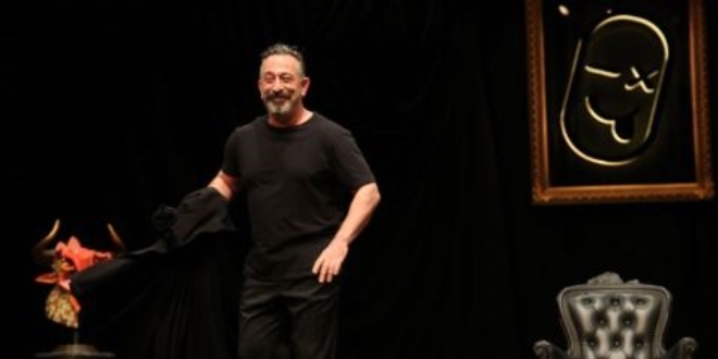 Cem Ylmaz sahnede fenalat herkes aka sand