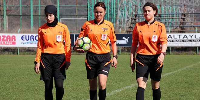 Hafta içi öğretmenlik, hafta sonu hakemlik yapıyor
