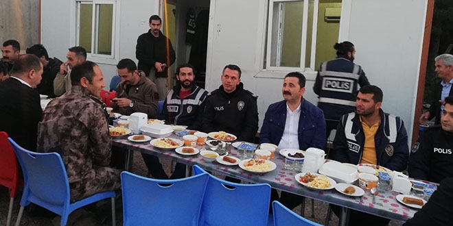 'Huzurun bekçileri' sırayla iftar yapıyor