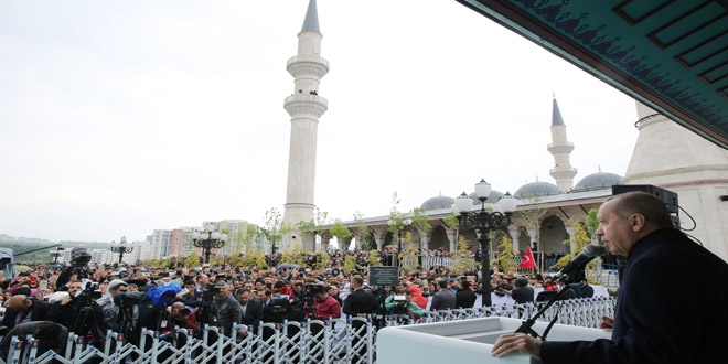 'Camilerin süsü cemaatidir, özellikle de gençlerdir'