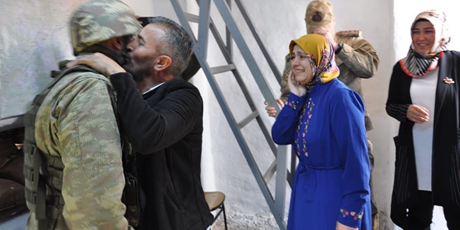 Sınırda nöbet tutan askere 'Anneler Günü' sürprizi