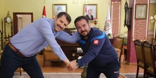 Sivas Valisi, makamında güreş tuttu