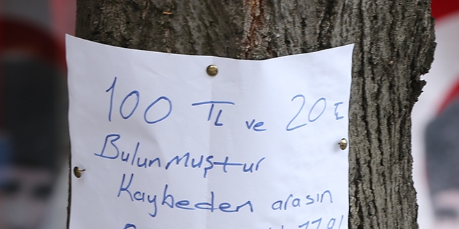 Buluntu paranın sahiplerini ilanla arıyor