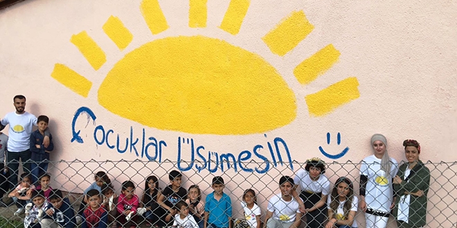 Sosyal medyada organize olup köy okulunu boyadılar