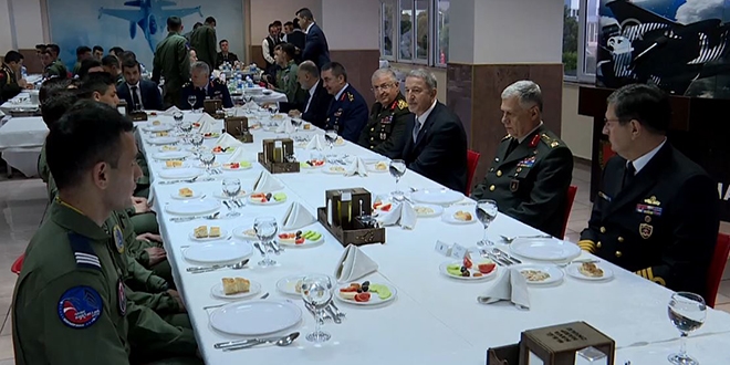 Bakan Akar ve komutanlar Harbiyelilerle iftar yaptı