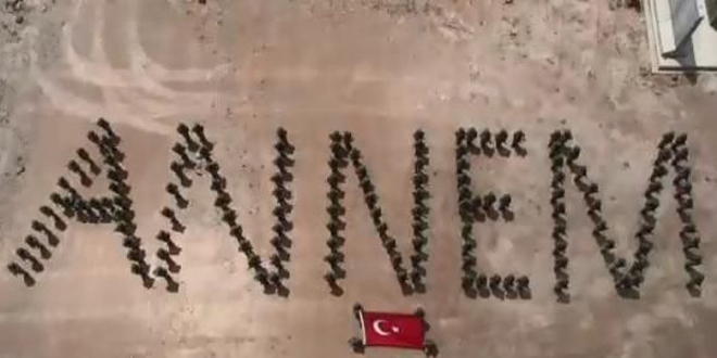 Mehmetçik'ten Suriye sınırında 'Annem' kareografisi