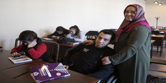 'Engel' tanımayan anneler evlatlarıyla okul sıralarında