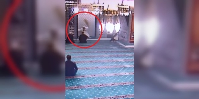 Camiye giren kedi ortal birbirine katt!