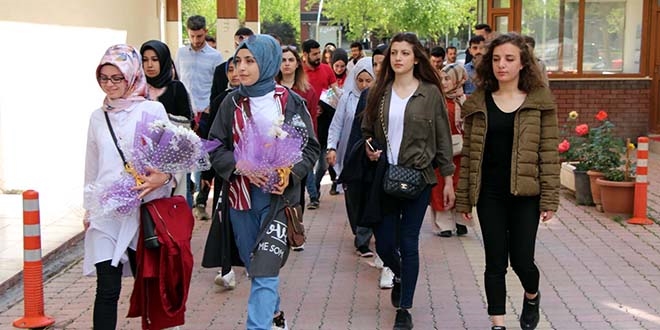 niversiteli rencilerden ehit ailelerine ziyaret