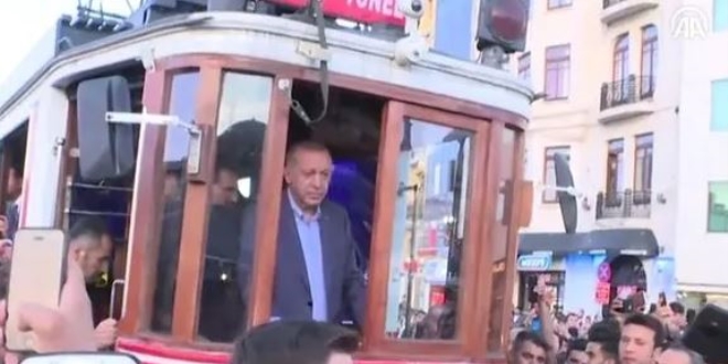 Erdoğan, Beyoğlu'nda nostaljik tramvaya bindi