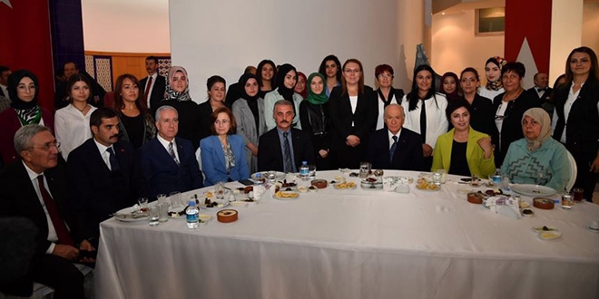 Bahçeli, ülkücü anneleriyle iftarda buluştu