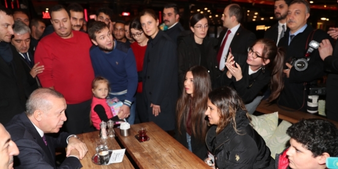 Erdoğan, kafede vatandaşlarla sohbet etti