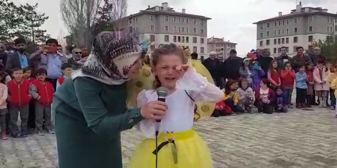 Minik öğrenci İstiklal Marşı'nı okurken heyecandan hıçkırıklara boğuldu