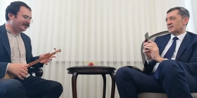 Üç telli ustası, Bakan Ziya Selçuk'a cura çaldı