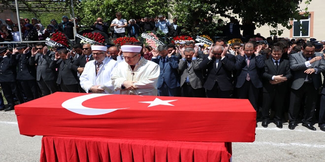 Trafik kazasnda ehit olan polisin cenazesi defnedildi