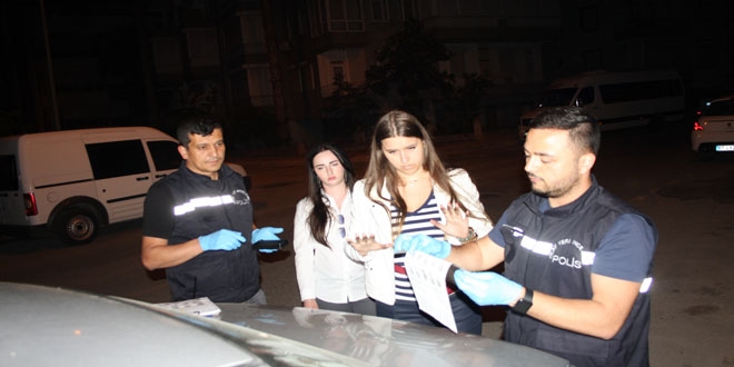 Turistlerin hrszlk tezgahn Polis bozdu