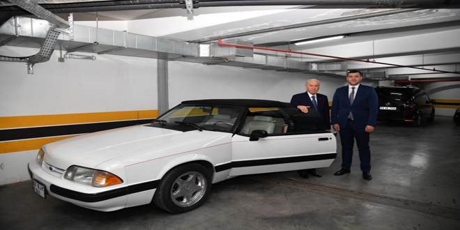 Bahçeli, Mustang marka aracını Kayseri Milletvekili Ersoy'a hediye etti