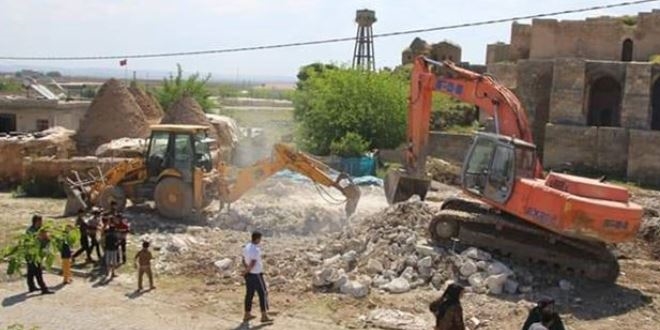 Harran'da tarihi dokuya zarar veren yaplar yklyor