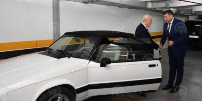 Bahçeli, klasik otomobilini hediye etti