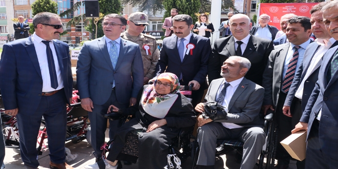 Protokol yeleri yerlerini engelliler ve ailelerine verdi
