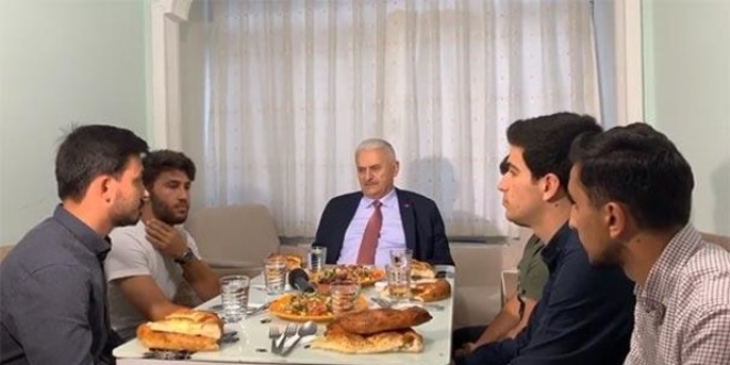 Binali Yıldırım, öğrencilerle birlikte iftar yaptı