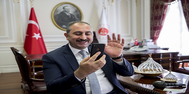 En temiz müzik grubuna Bakan Gül'den müzik aleti