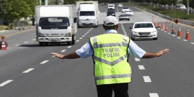 Ceza yazan trafik polislerine saldıranlar tutuklandı