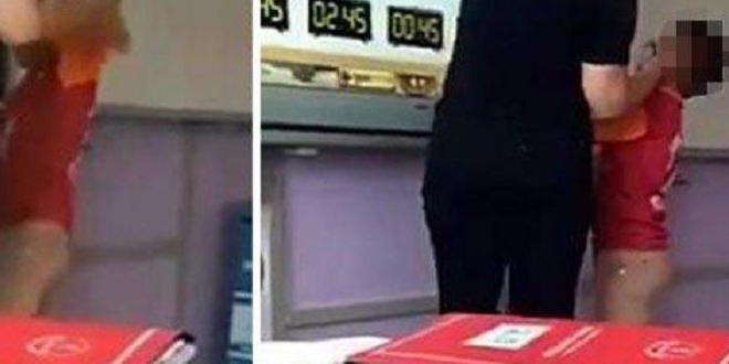 20 veli, kulak çeken öğretmene destek verdi