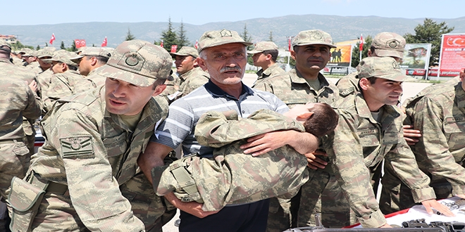 Babasının kucağında vatan için yemin etti