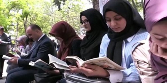 Vali gençlerle meydanda kitap okudu