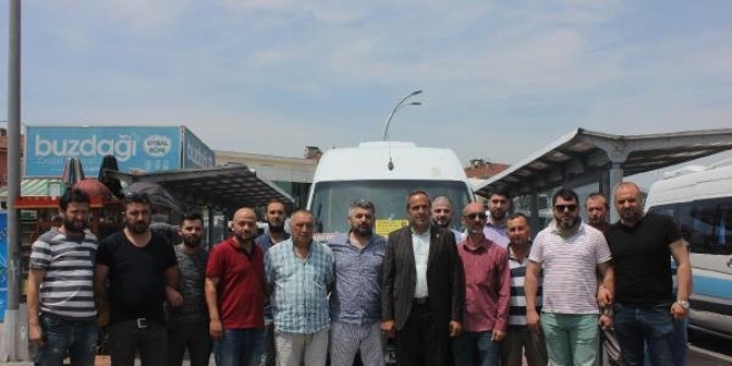 Ücret ödemediğini iddia ettiği öğrencilerle kavga etti