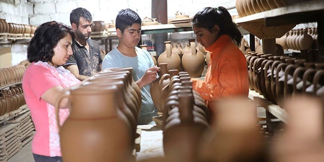 Ailece el ele verip topra sanata dntryorlar