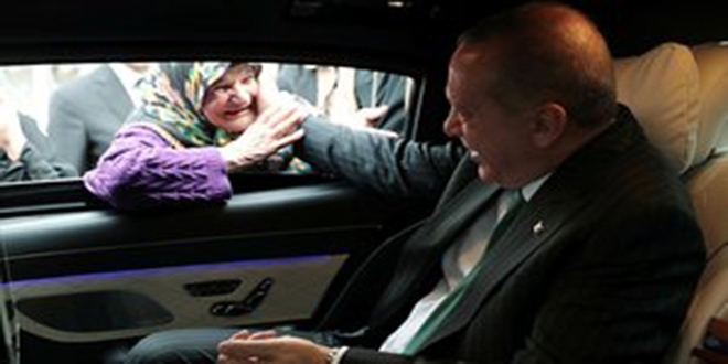 Cumhurbakan Erdoan ile yal teyzenin glmseten sohbeti