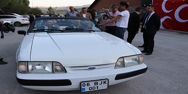 Bahçeli'nin hediye ettiği klasik otomobili Kayseri sokaklarında