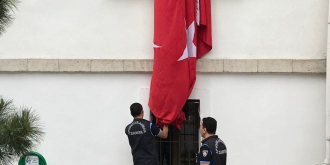 Zabıta ekipleri bayrağın yere düşmesine izin vermedi