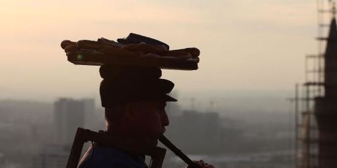 Ankara sokaklarında flüt çalarak simit satıyor