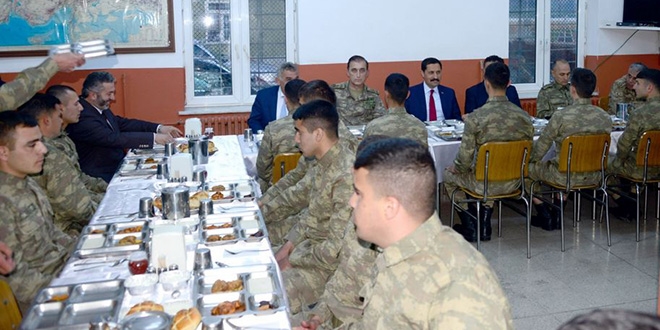 Ardahan Valisi, snrdaki askerlerle iftar yapt