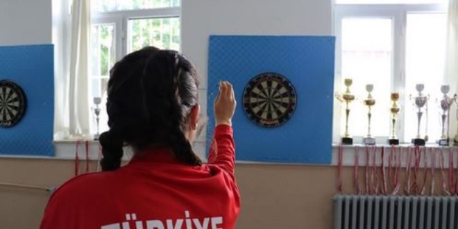 Okul yemekhanesindeki dart tahtasından madalya çıkardı