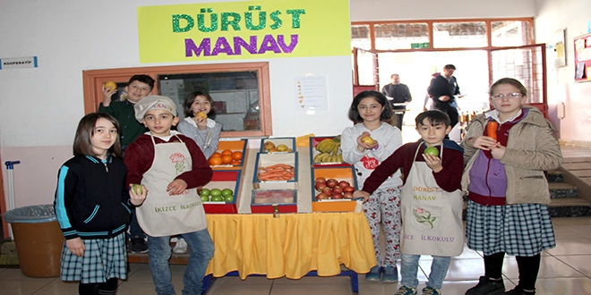 Görevlisi olmayan manavda dürüstlüğü öğreniyorlar