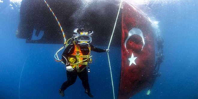 19 Mayıs'ı deniz altında kutladılar
