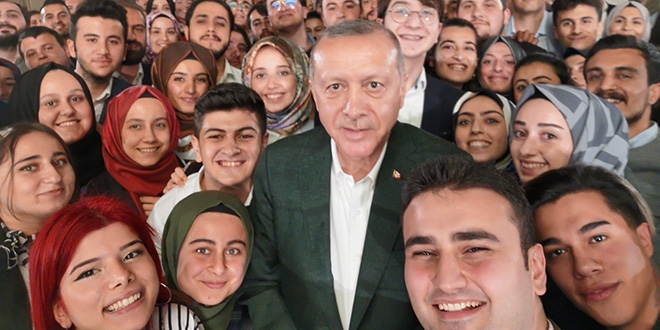 Cumhurbakan Erdoan'dan genlerle selfie paylam
